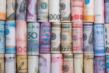 Bunte, gerollte Geldscheine in Reih und Glied