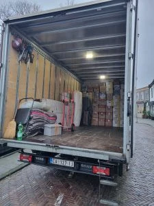 Ein LKW mit großem Laderaum hinten.