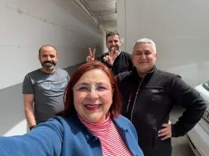 Serpil with the professional moving team from Peters Logistik & RSL Lojistik during her international relocation from Germany to Domaniç